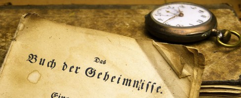 Das Buch der Geheimnisse und eine Taschenuhr