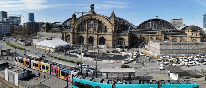 Angst vor dem neuen Job in einer Großstadt. Hier Hauptbahnhof Frankfurt