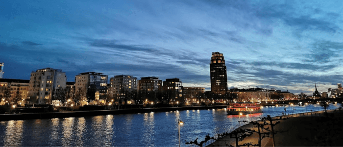 Die Skyline von Frankfurt entlang des Mains bei Nacht