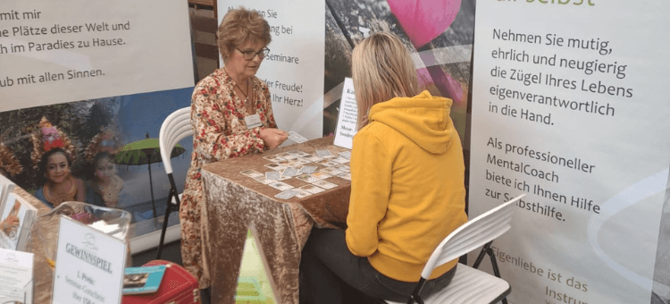 Sylvia legt Lenormand-Karten