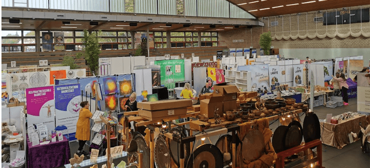 Die Messehalle mit den aufgebauten Ständen