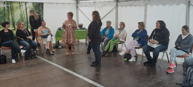 Familienstellen mit Zuschauern auf Stühlen