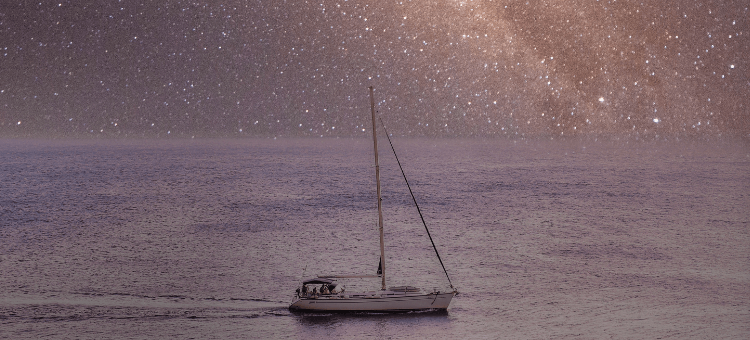 Boot auf dem Meer unter einem Sternenhimmel